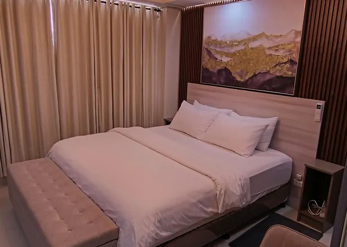 Luxury King Bed In Midtown