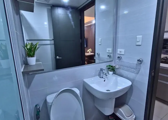 Luxury King Bed In Midtown *